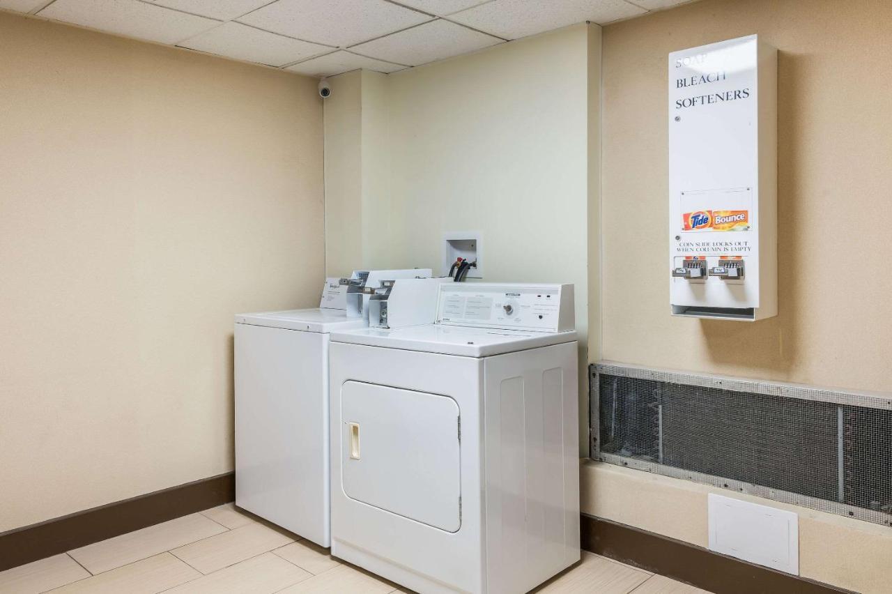 Econo Lodge Quakertown Bagian luar foto
