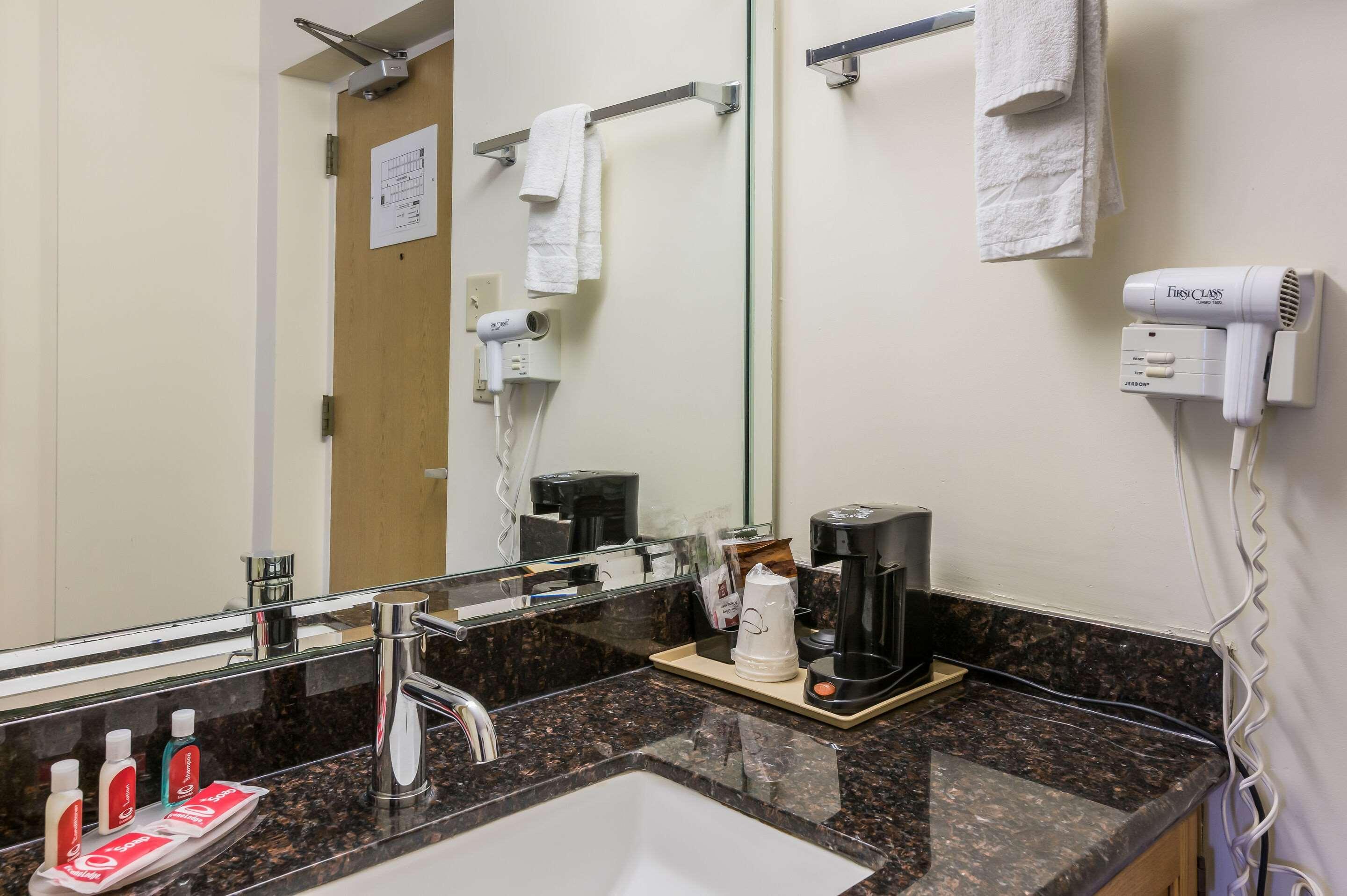 Econo Lodge Quakertown Bagian luar foto