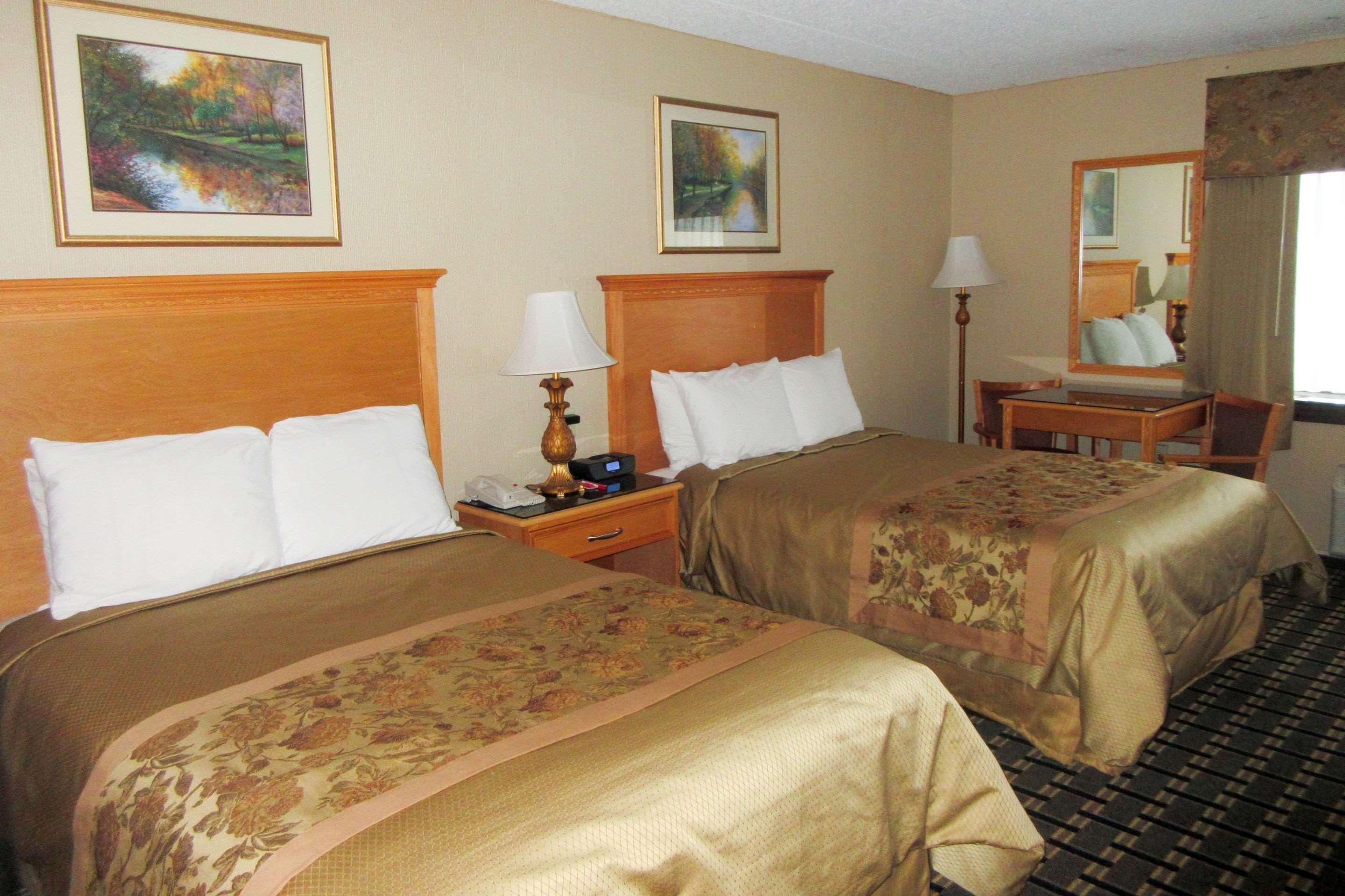 Econo Lodge Quakertown Bagian luar foto