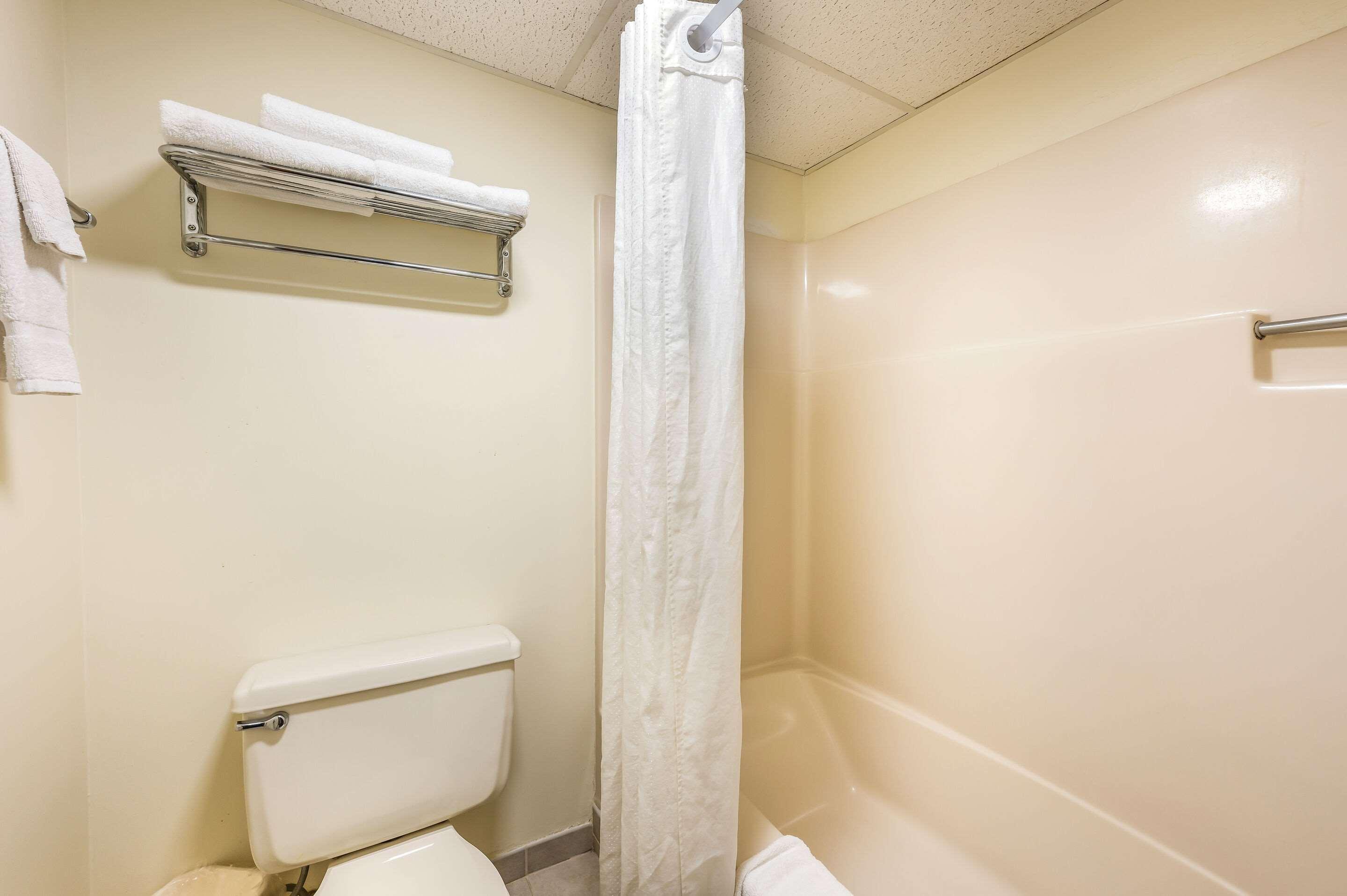 Econo Lodge Quakertown Bagian luar foto