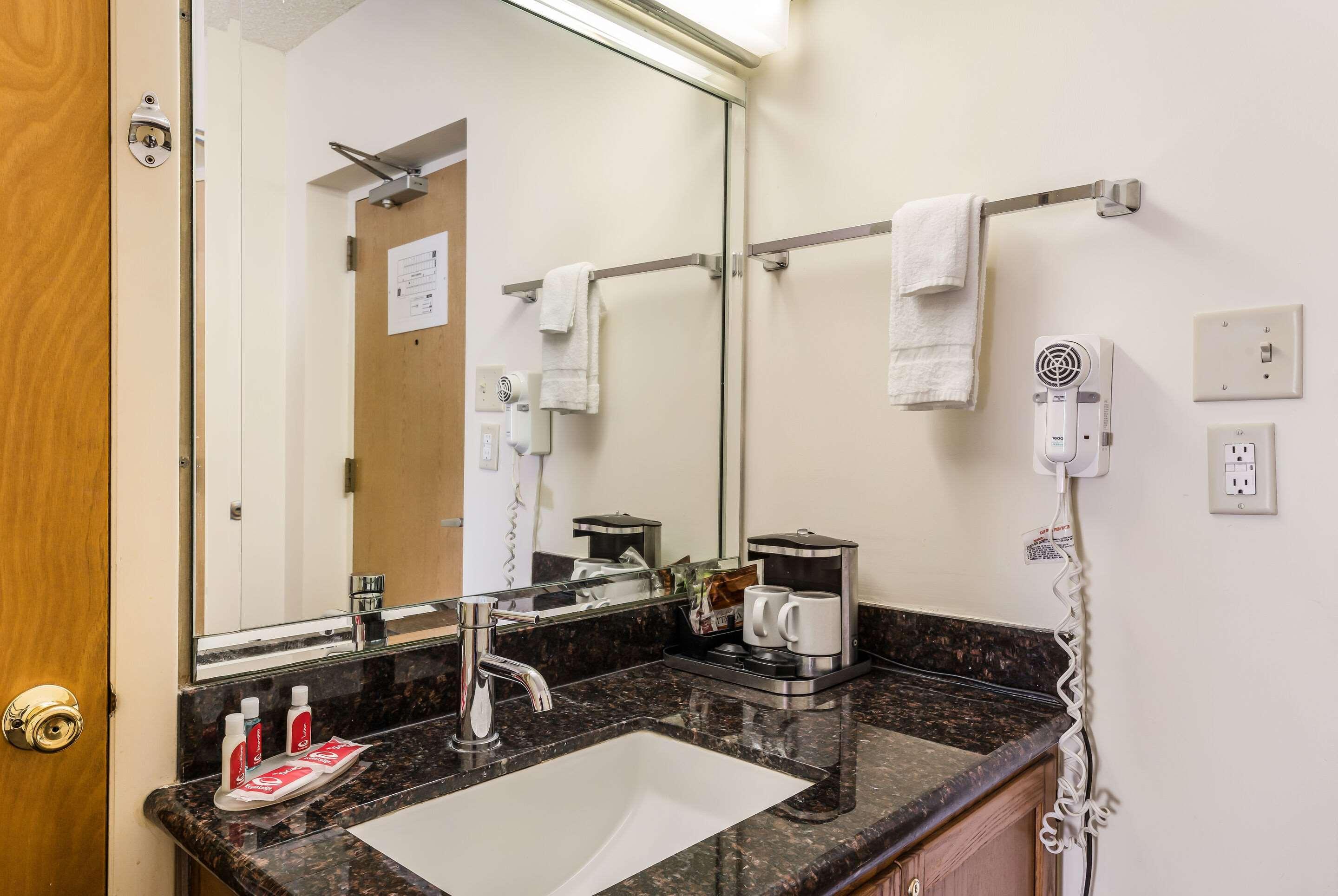 Econo Lodge Quakertown Bagian luar foto