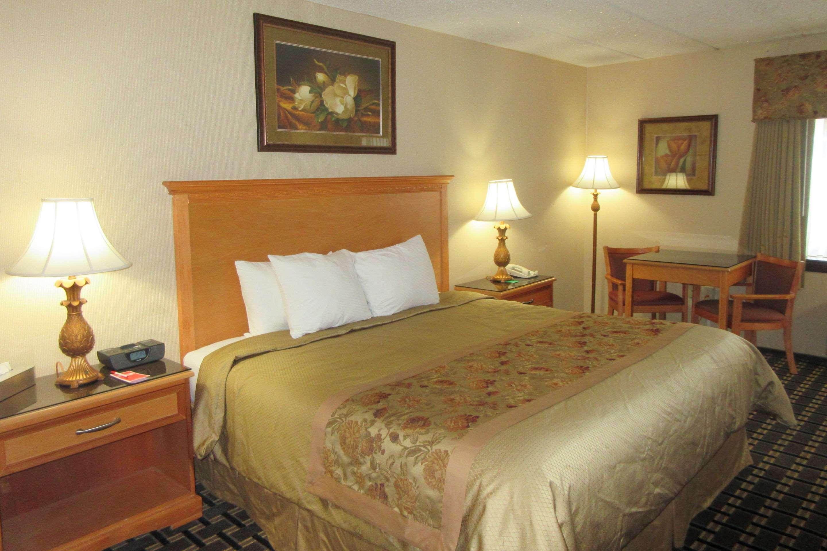 Econo Lodge Quakertown Bagian luar foto