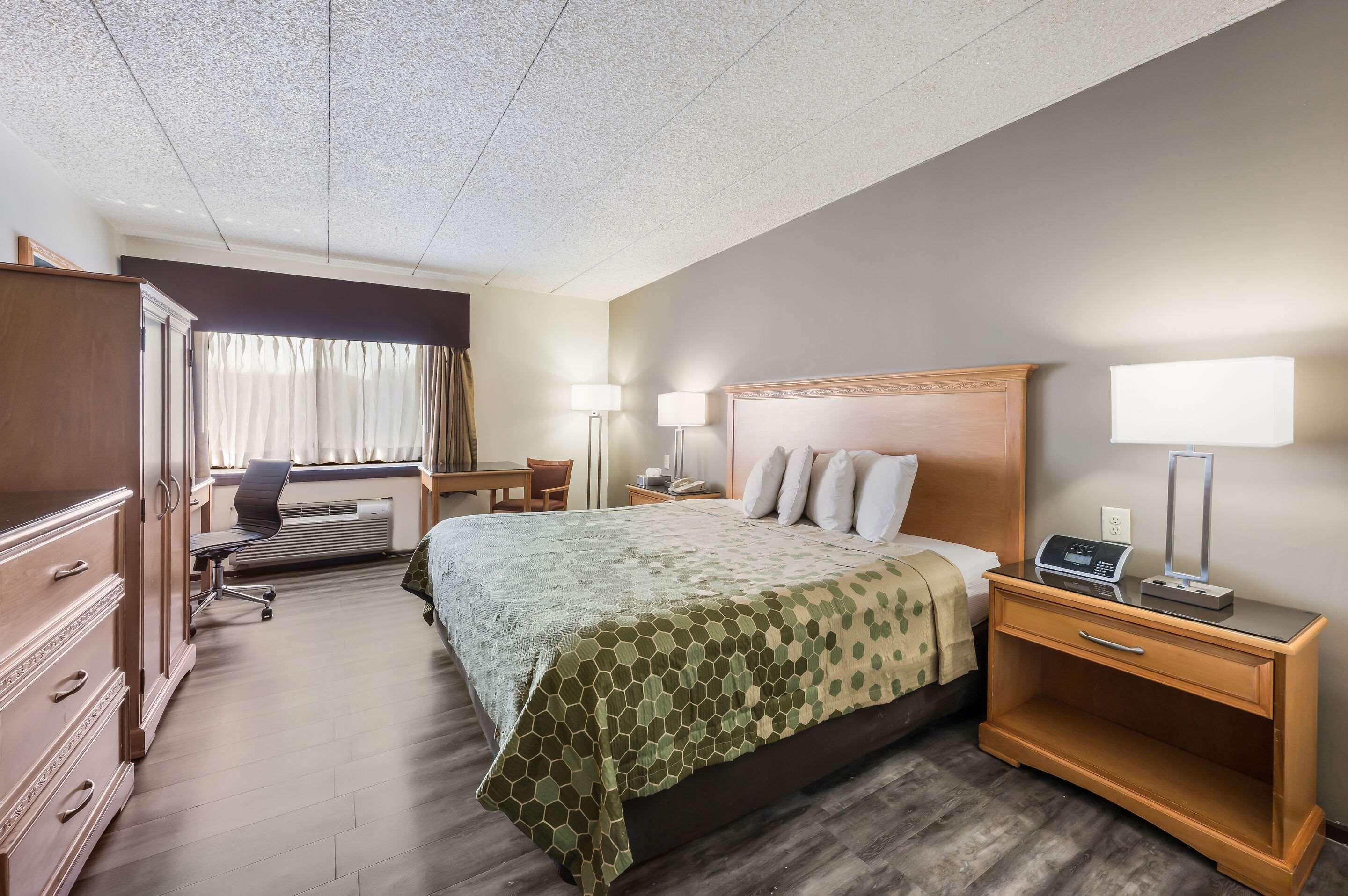 Econo Lodge Quakertown Bagian luar foto