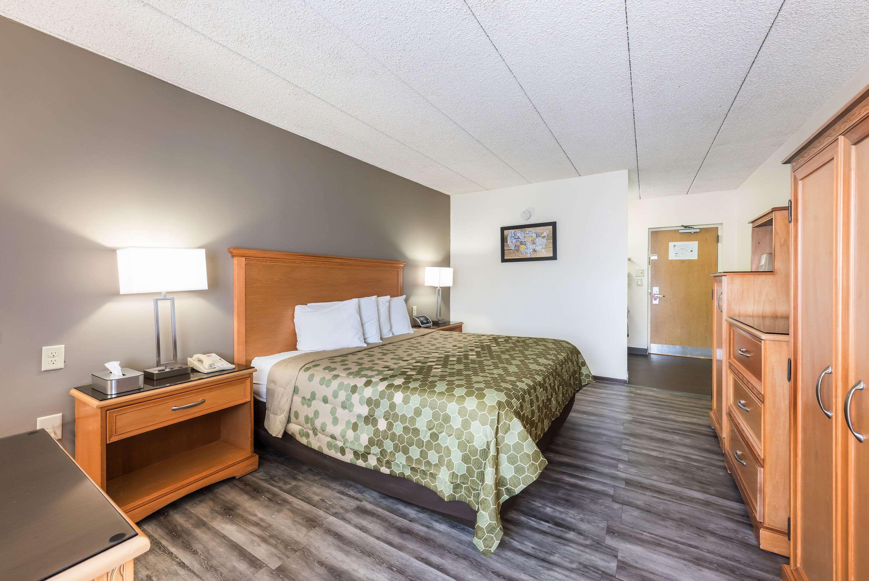 Econo Lodge Quakertown Bagian luar foto