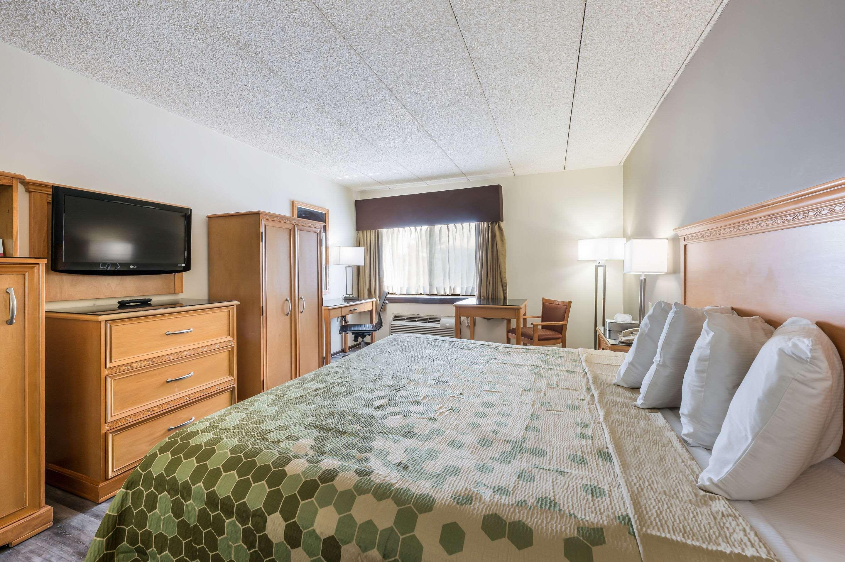 Econo Lodge Quakertown Bagian luar foto