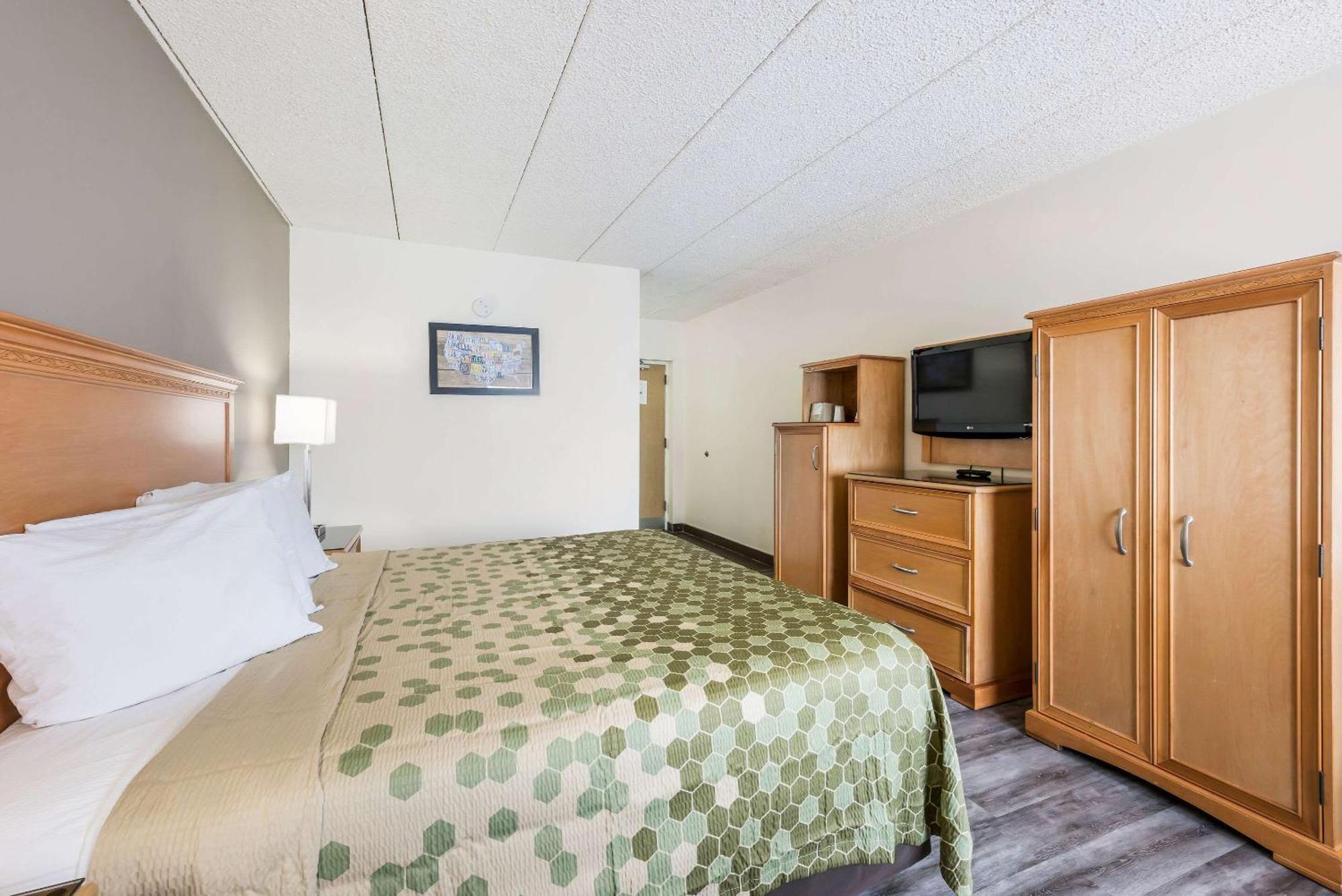 Econo Lodge Quakertown Bagian luar foto