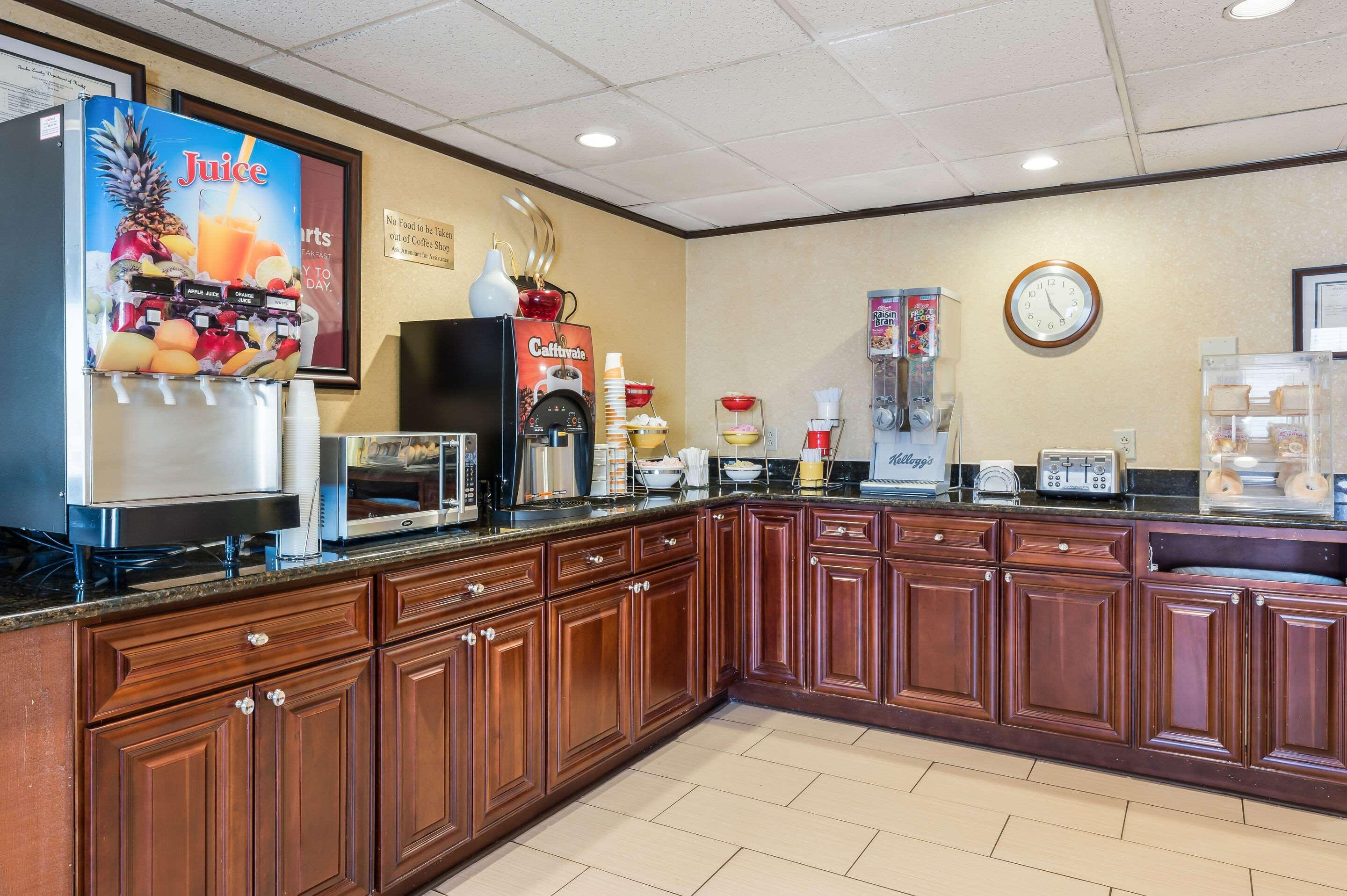 Econo Lodge Quakertown Bagian luar foto