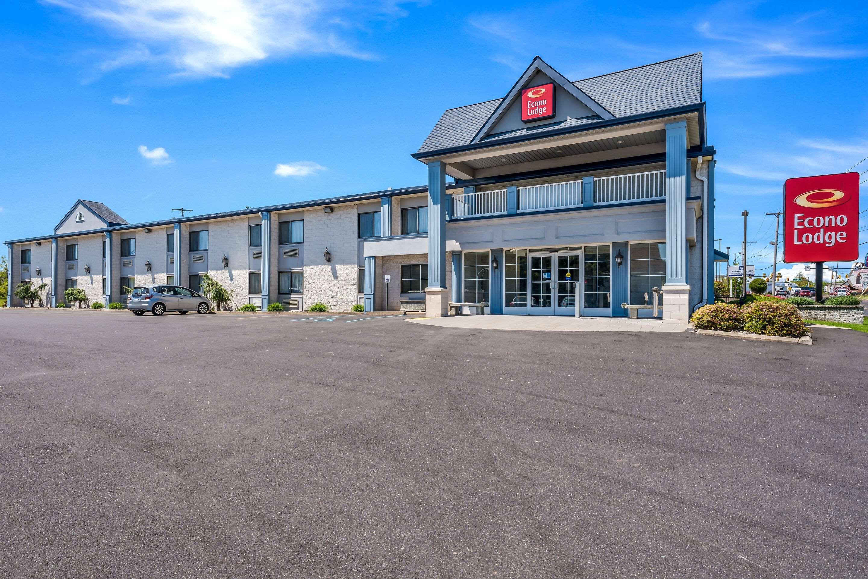 Econo Lodge Quakertown Bagian luar foto