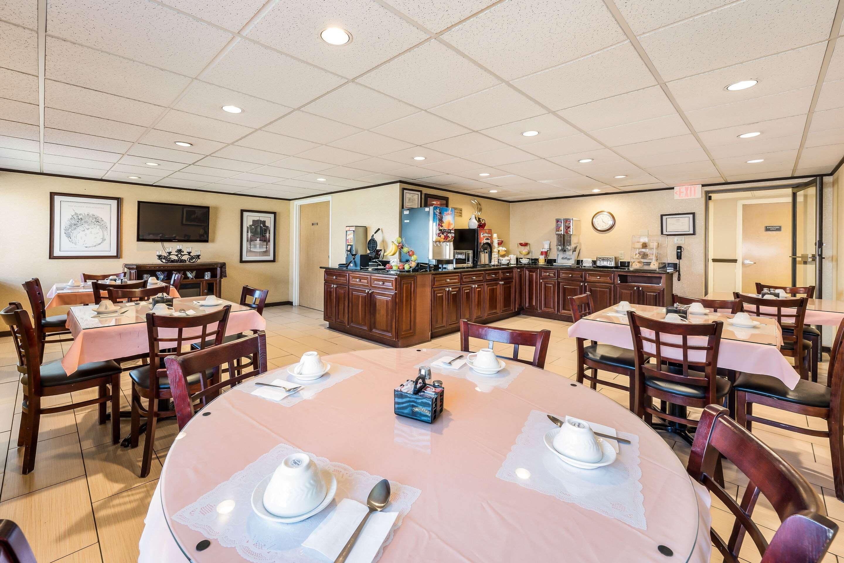 Econo Lodge Quakertown Bagian luar foto
