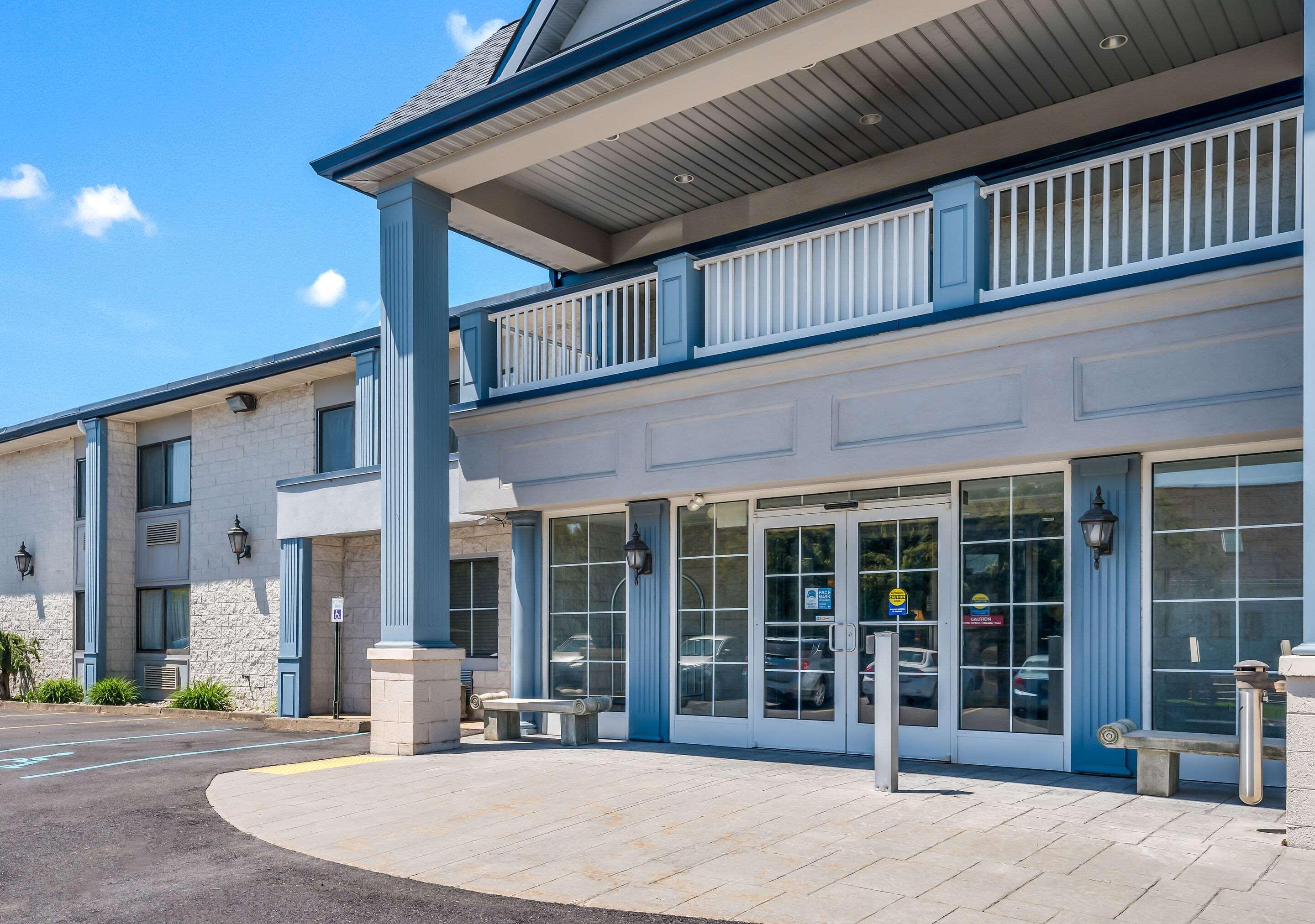 Econo Lodge Quakertown Bagian luar foto