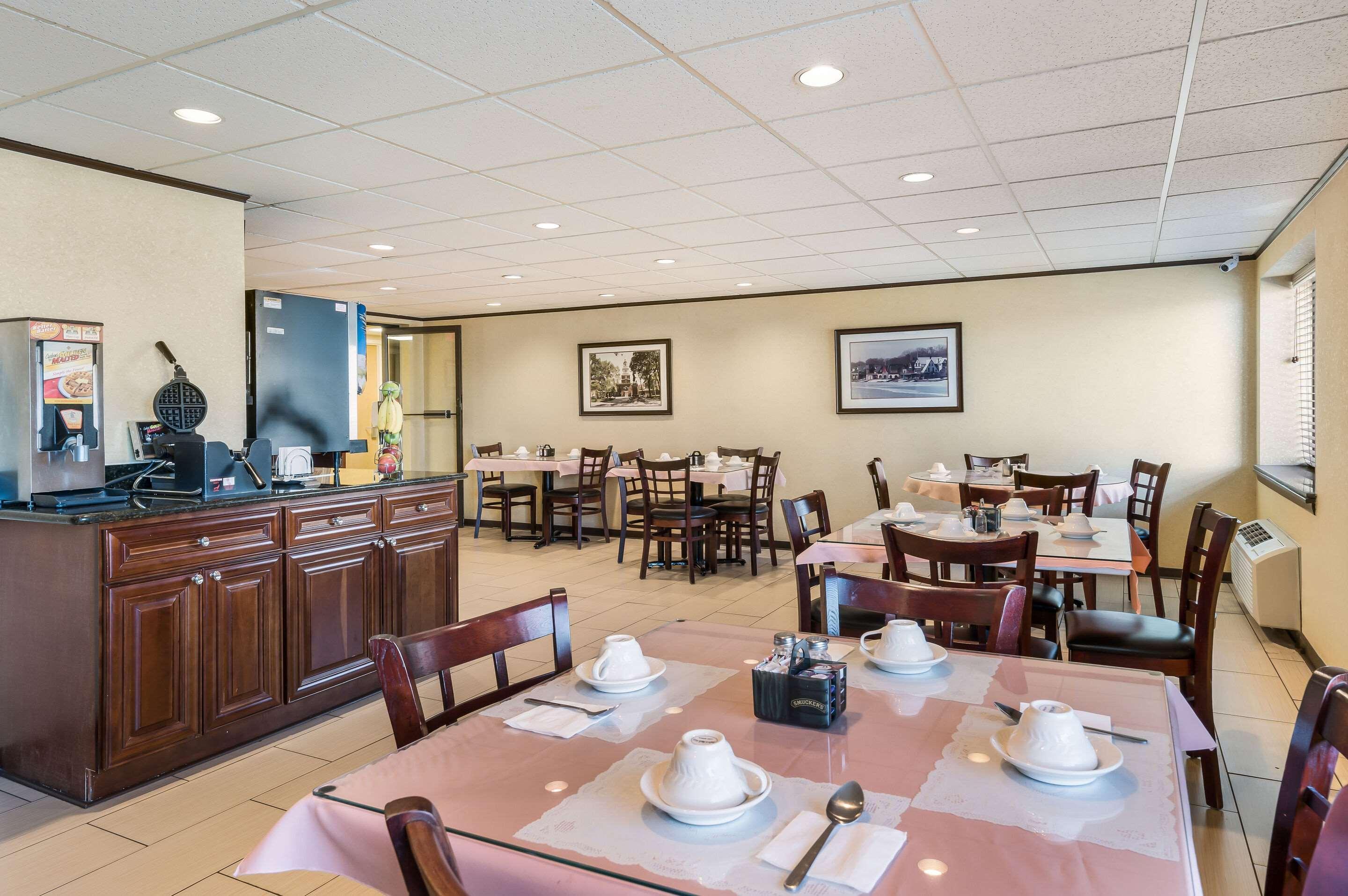 Econo Lodge Quakertown Bagian luar foto