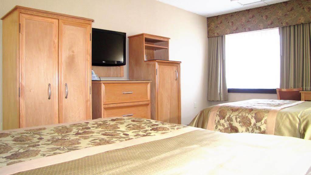Econo Lodge Quakertown Bagian luar foto