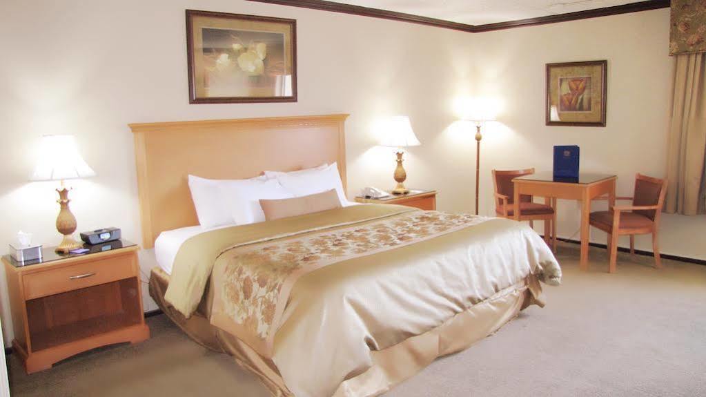 Econo Lodge Quakertown Bagian luar foto