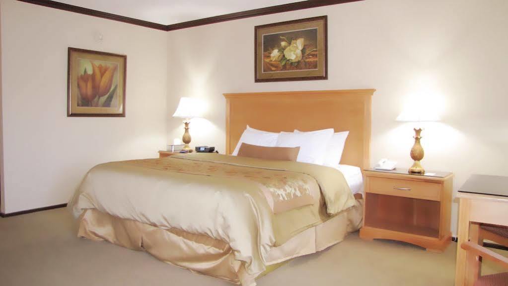 Econo Lodge Quakertown Bagian luar foto